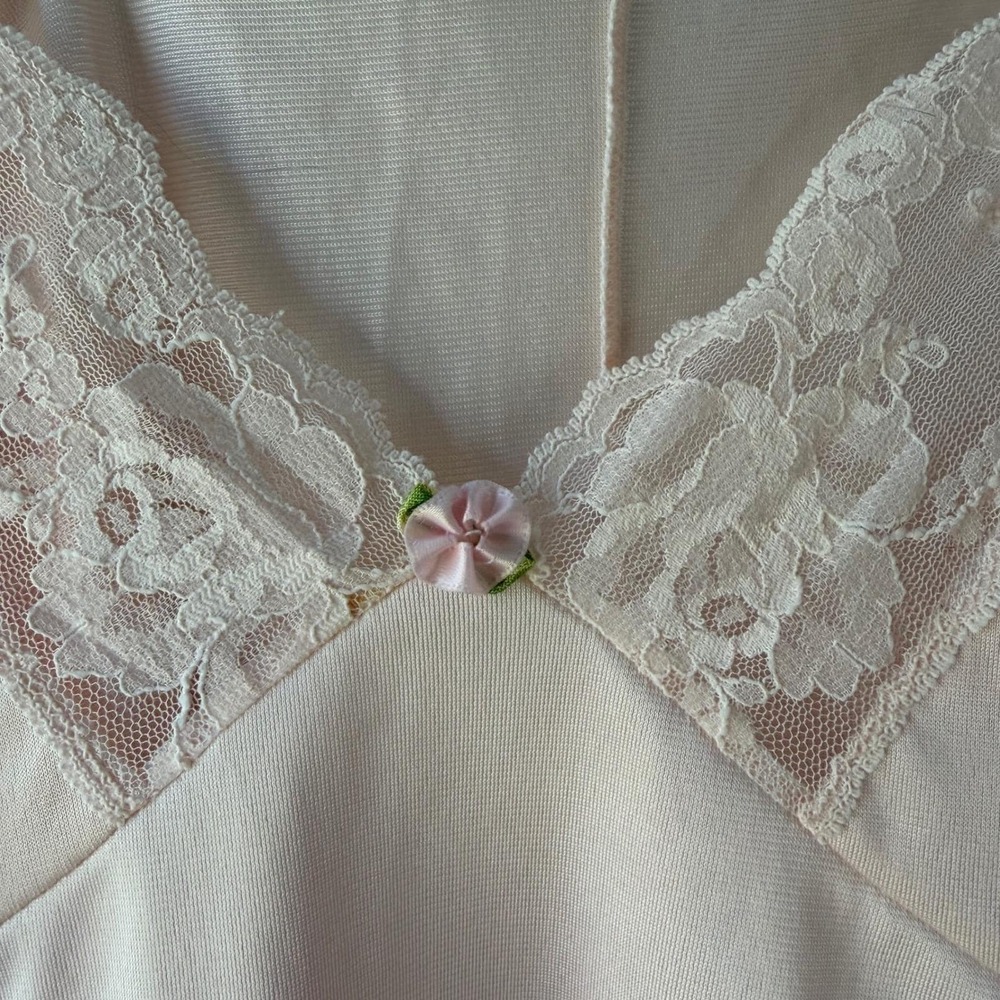 Vintage Peach Lace Trim Camisole Rosette Detail V-Neck Lingerie Top Small Medium - Picture 8 of 9